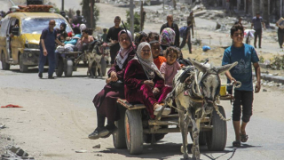 Palestinians living in the Jabalia Refugee Camp, Beit Lahia, Al-Falouja, and Al-Fakhura in the north of Gaza migrate towards safer areas with whatever belongings they can take with them since they have been forced to flee due to Israeli attacks on May 24, 2024. [Mahmoud Issa – Anadolu Agency]