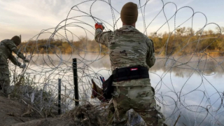 Texas National Guard soldiers install additional barbed wire along the Rio Grande in Eagle Pass, Texas (10/01/2023) (JOHN MOORE/AFP)