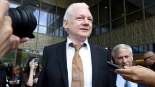 JULIAN ASSANGE, LẶP LẠI VÀ DÂN CHỦ