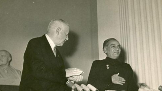 Faiz receiving Lenin Peace Prize in 1962