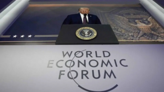 El presidente Donald Trump tachó de «absolutamente absurdas» las iniciativas de diversidad, equidad e inclusión durante un discurso en el Foro Económico Mundial el jueves y promocionó su orden ejecutiva que reconoce solo dos géneros como «política oficial».