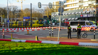 Место теракта вечером 18 марта. Полиция оградила злополучный трамвай для сбора улик.
