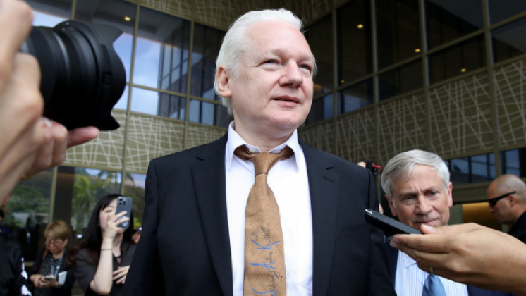 JULIAN ASSANGE, LẶP LẠI VÀ DÂN CHỦ
